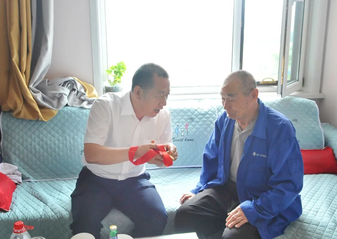 【慶祝中國共產黨成立100周年】心系黨員送關懷 不忘初心感黨恩 ——本溪高新區主要領導走訪慰問生活困難黨員