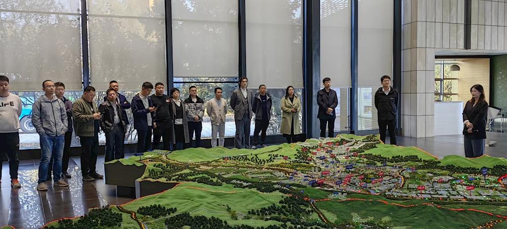 第七屆（2024）中國醫(yī)療器械創(chuàng)新創(chuàng)業(yè)大賽暨中國藥都第二屆醫(yī)療器械協(xié)同創(chuàng)新發(fā)展大會(huì)部分參賽選手和與會(huì)企業(yè)家走進(jìn)本溪高新區(qū)參觀