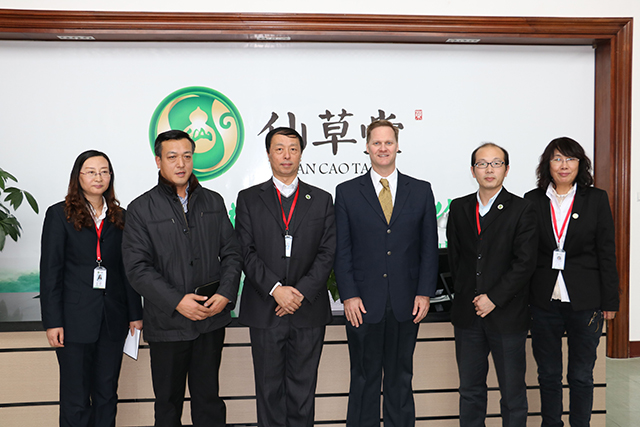 美國商務部官員到遼寧仙草堂藥業進行考察訪問