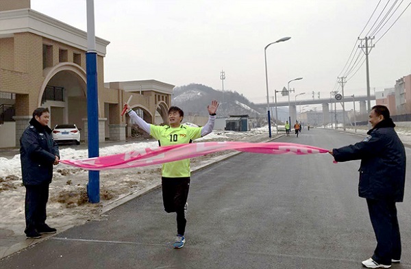 遼寧實(shí)驗(yàn)學(xué)校本溪分校舉行“紀(jì)念12.9”運(yùn)動(dòng)接力長(zhǎng)跑比賽