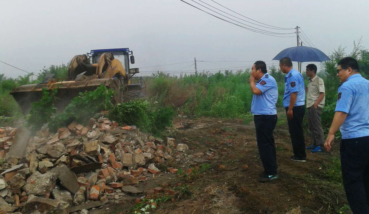 高新區綜合執法局冒雨執法保障項目順利施工