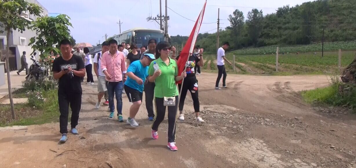 張其寨街道開展“愛家鄉、賞園景”徒步走活動