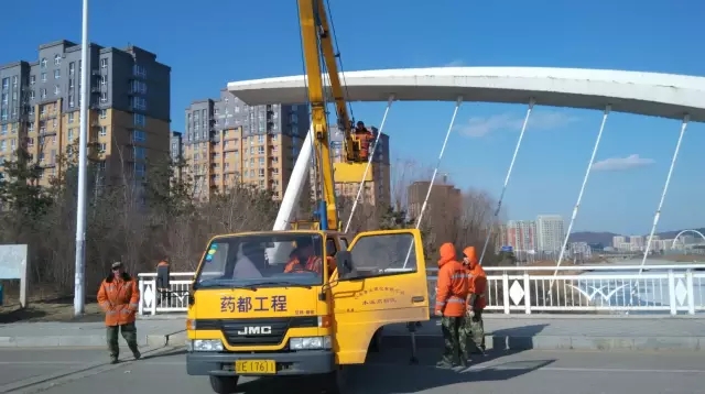 高新區城市管理局四天完成飛燕橋亮化維修工作