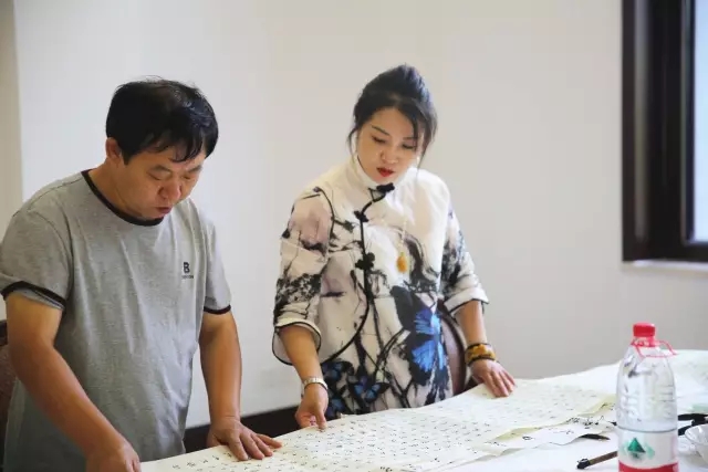 書墨飄香承智慧 潤澤芬芳揚(yáng)文化——15名知名書畫家 送文化進(jìn)藥都掠影