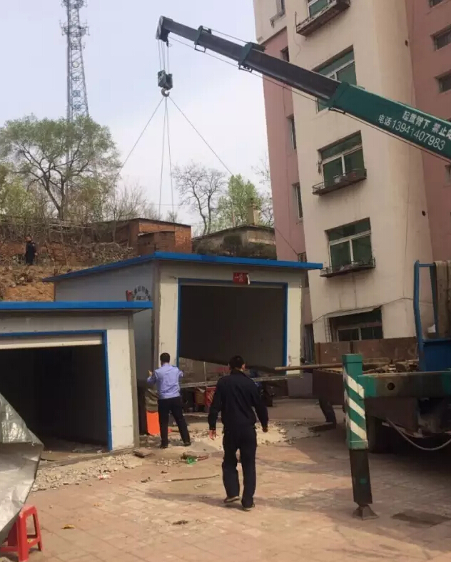 區(qū)城市管理局拆除府南小區(qū)10處違建