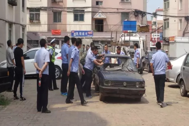  部門聯(lián)手依法清理小區(qū)“僵尸車”