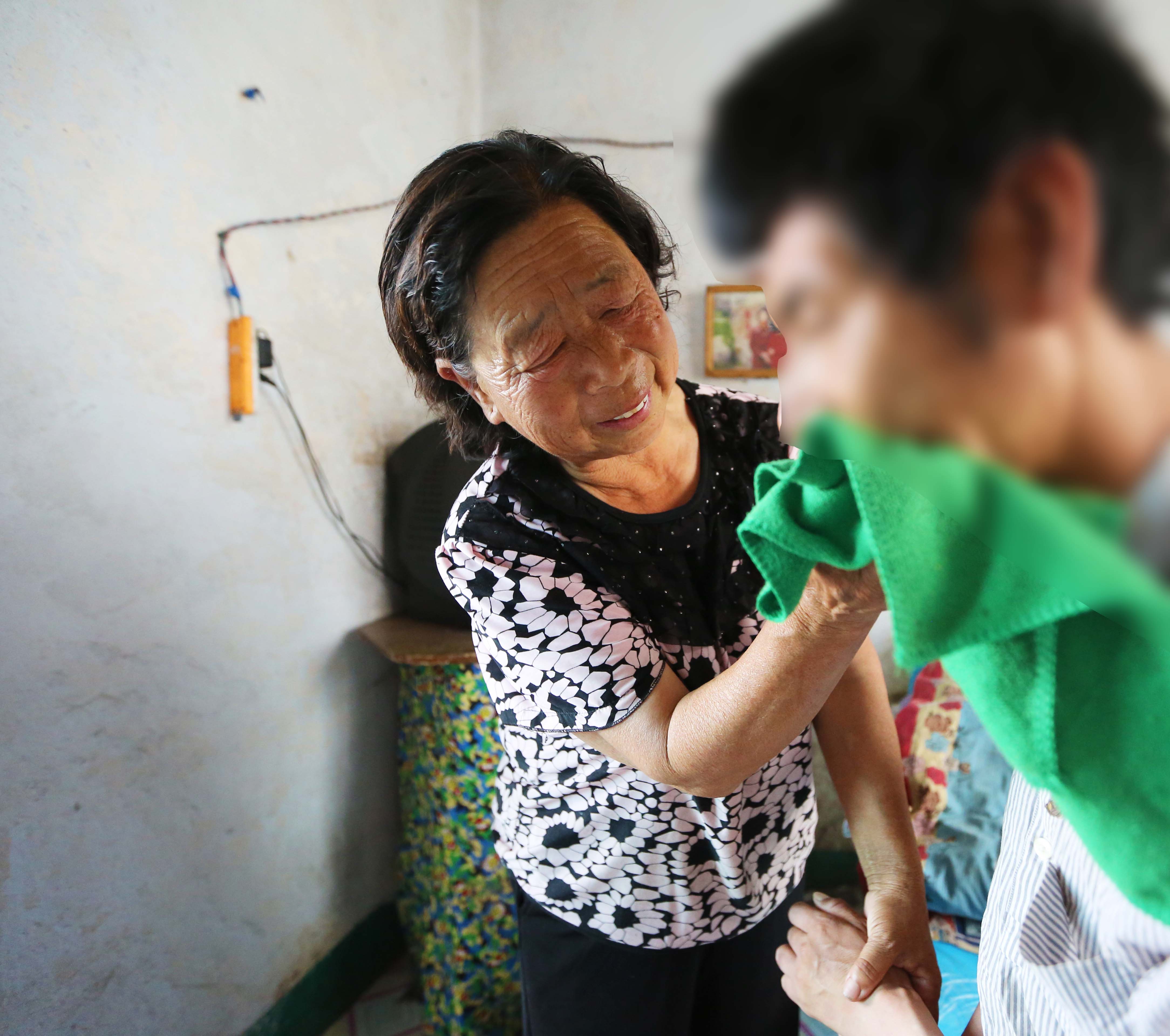 33載如一日 無私母親含辛茹苦養育腦癱養子